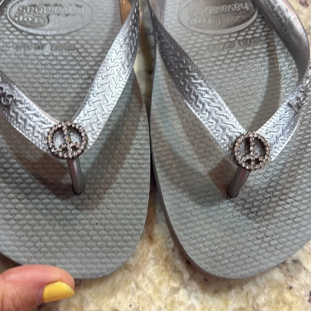 Havaianas Women’s Top Crystal Peace sign flip flops Silver Size 9/10